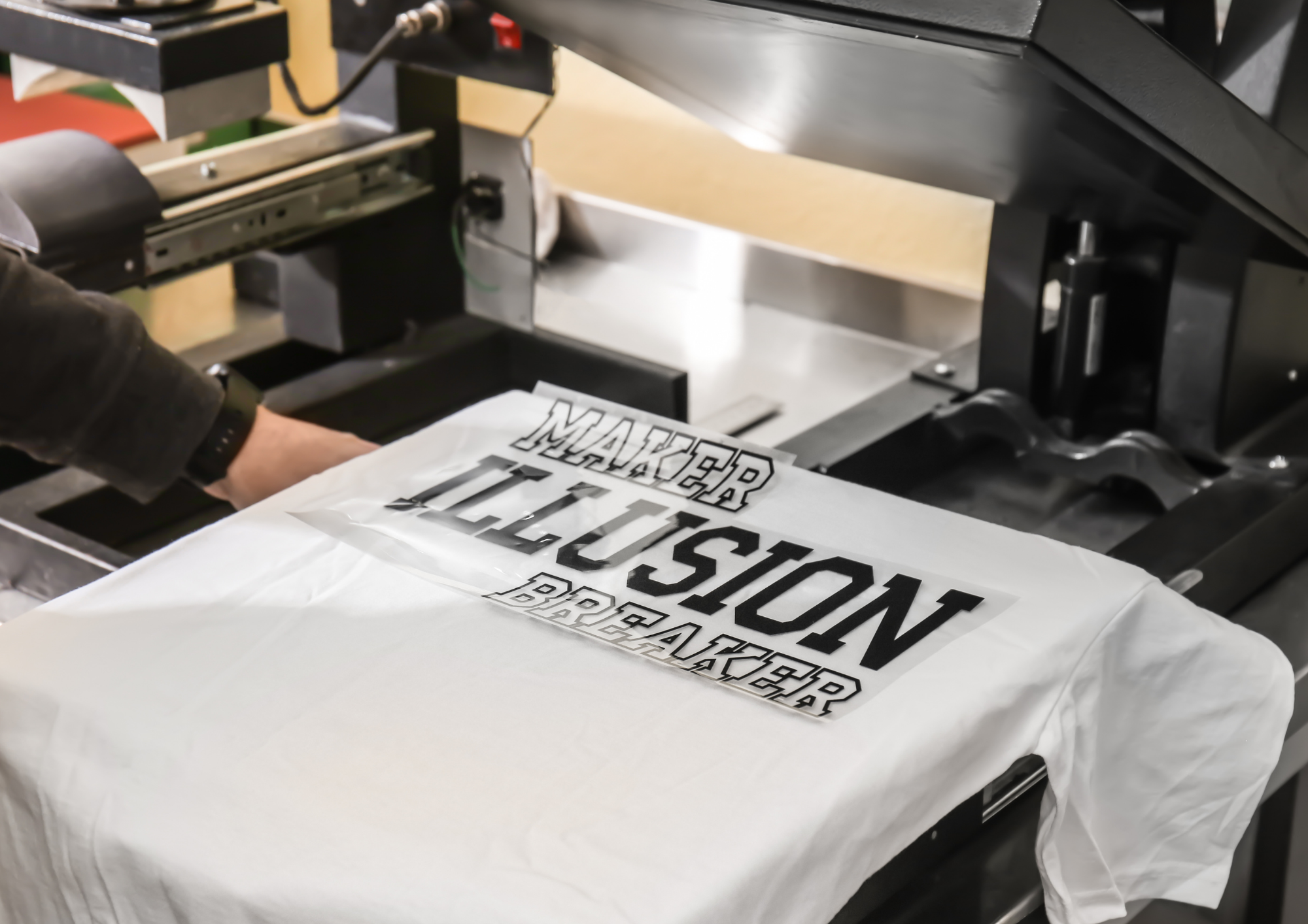 FLOCAGE Le flocage est une technique d'impression textile idéale pour les petites séries et les marquages personnalisés (prénoms, numéros, logos simples). Grâce à un film thermocollant découpé puis pressé à chaud sur le tissu, cette méthode garantit un rendu net, opaque et durable. Parfait pour les maillots de sport, t-shirts promotionnels ou vêtements événementiels.