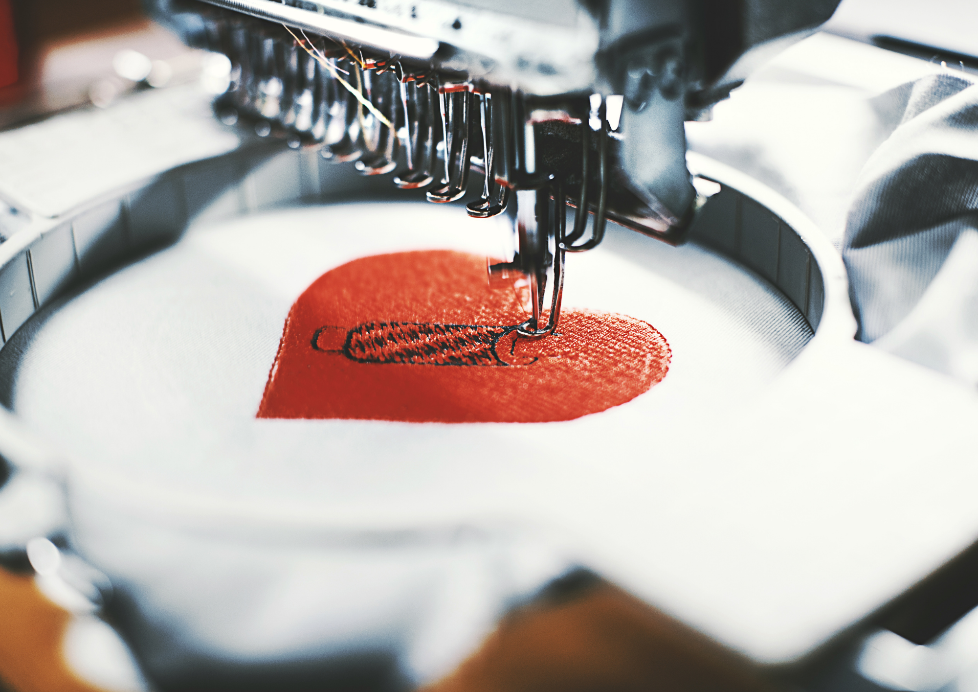 BRODERIE La broderie est synonyme d’élégance et de durabilité. Cette méthode consiste à coudre le visuel directement dans le tissu à l’aide de fils colorés. Elle convient parfaitement aux polos, casquettes, vestes ou sweats, et confère un aspect haut de gamme à vos vêtements personnalisés. Idéale pour une image professionnelle ou des cadeaux d’entreprise durables.