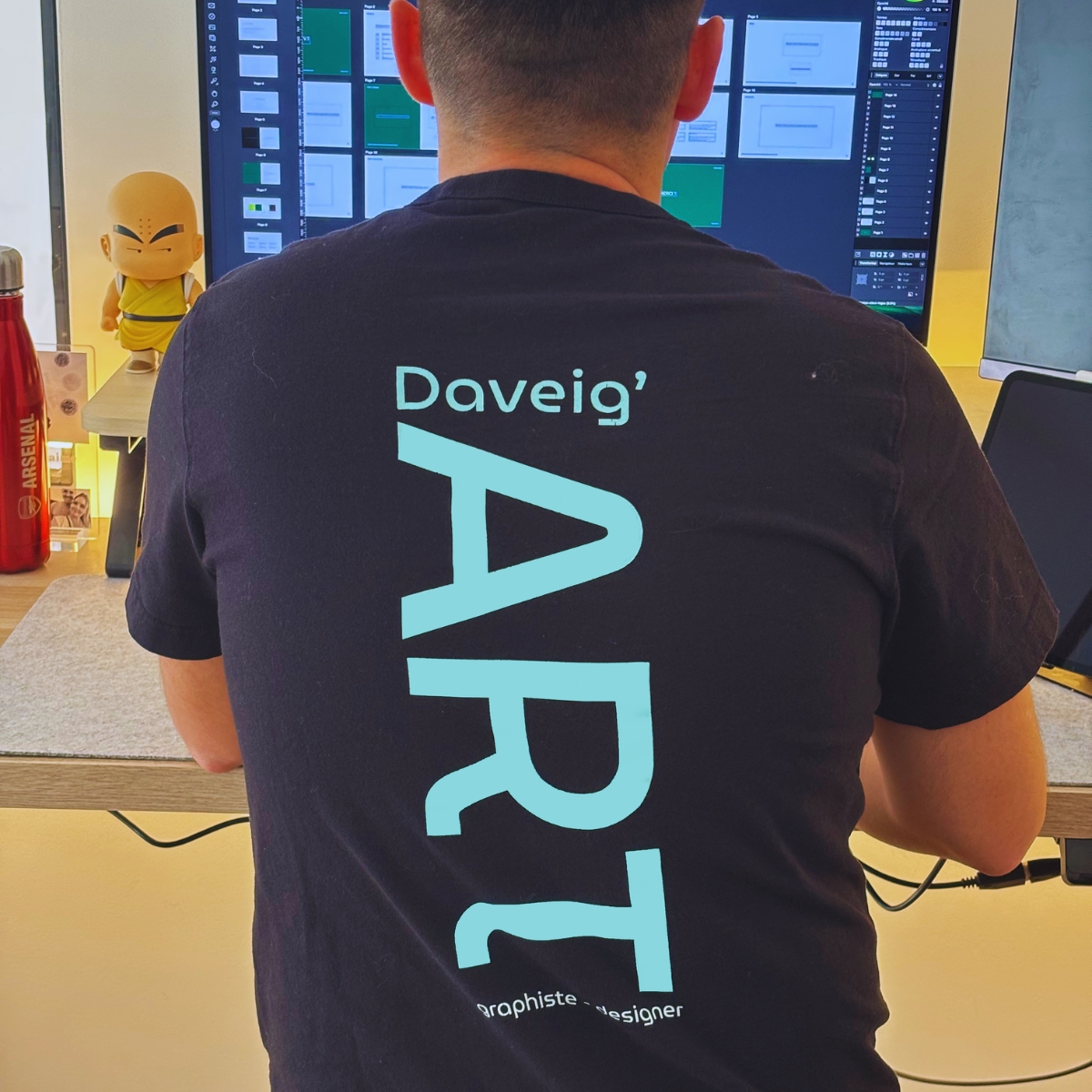 Photo de dos de Quentin Da Veiga, graphiste free-lance qui réalise les design des t-shirts.